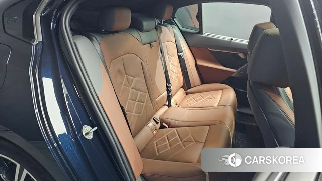 BMW 5 Series (G60) 2024 Черный из Кореи, фото 2