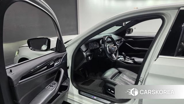 BMW 5 Series (G30) 2018 Белый из Кореи, фото 2
