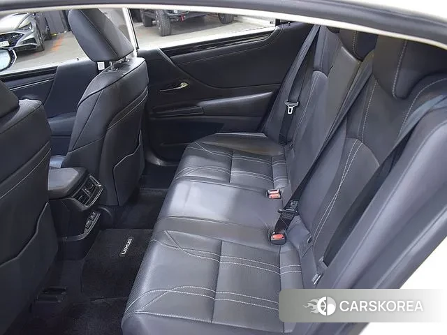 Lexus ES300h 7th generation 2018 Белый из Кореи, фото 2