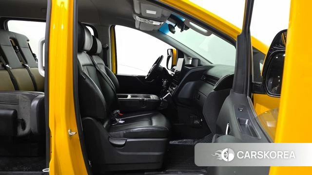 Hyundai Staria 2023 Желтый из Кореи, фото 2