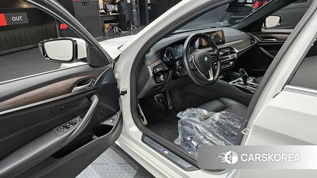 BMW 5 Series (G30) 2018 Белый из Кореи, фото 2