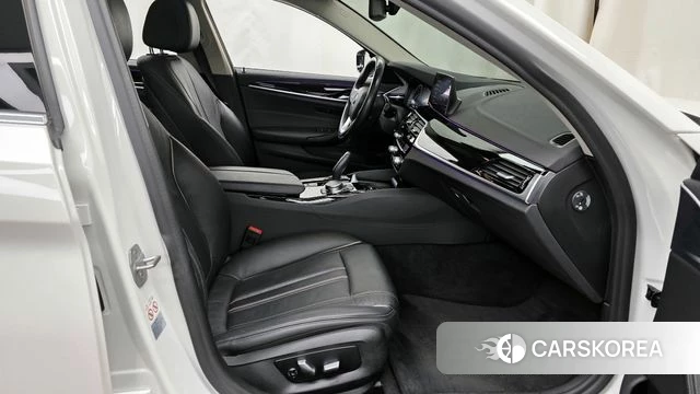 BMW 5 Series (G30) 2019 Белый из Кореи, фото 2