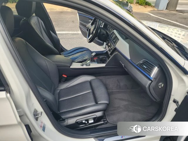 BMW 3 Series (F30) 2018 Белый из Кореи, фото 2