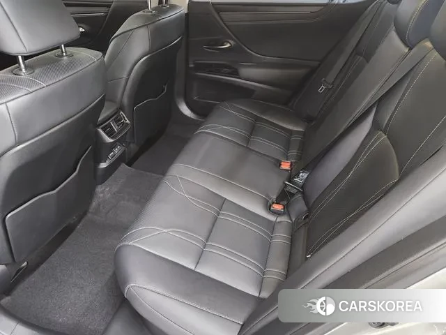 Lexus ES300h 7th generation 2022 Песочный из Кореи, фото 2