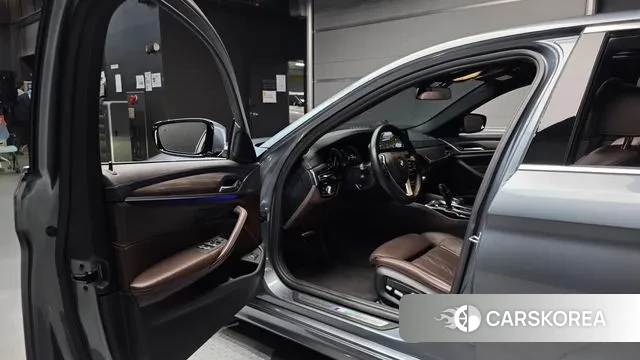 BMW 5 Series (G30) 2018 Серебристо-серый из Кореи, фото 2