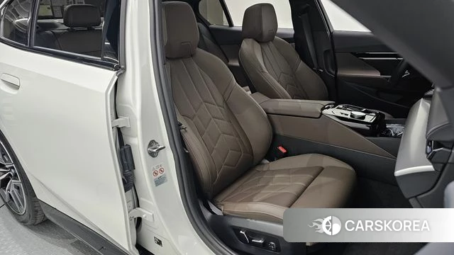 BMW 5 Series (G60) 2024 Белый из Кореи, фото 2