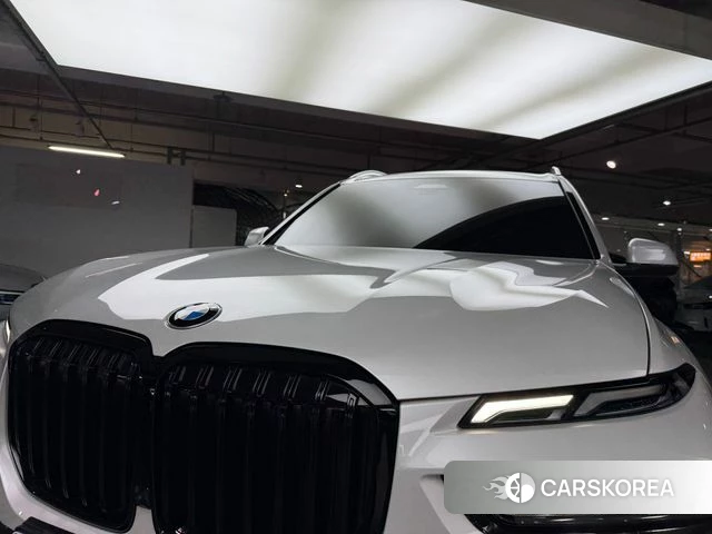 BMW X7 (G07) 2024 Белый из Кореи, фото 2