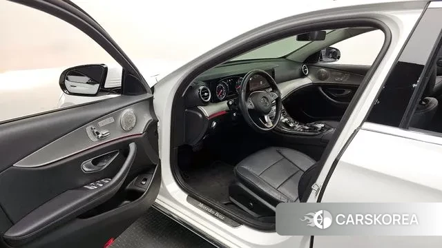 Mercedes-Benz E-Class W213 2018 Белый из Кореи, фото 2