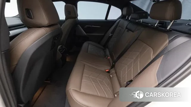 BMW 5 Series (G60) 2024 Белый из Кореи, фото 2