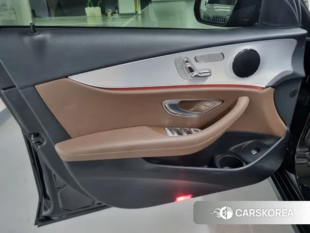 Mercedes-Benz E-Class W213 2021 Черный из Кореи, фото 2
