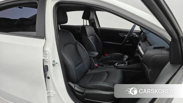 Kia The New K3 2nd generation 2023 Белый из Кореи, фото 2