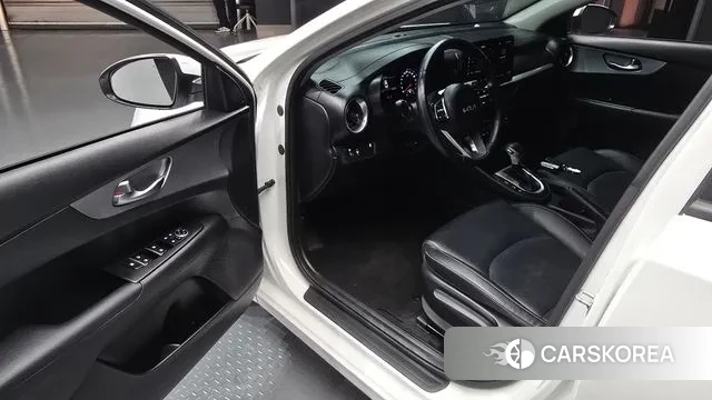 Kia The New K3 2nd generation 2021 Белый из Кореи, фото 2