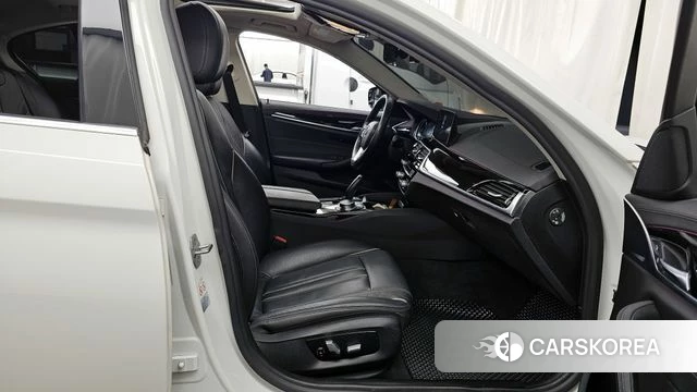 BMW 5 Series (G30) 2018 Белый из Кореи, фото 2