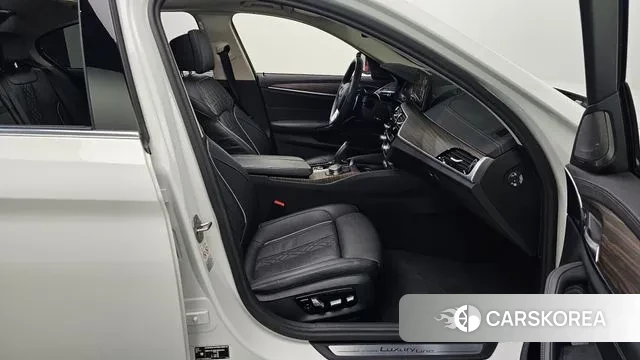 BMW 5 Series (G30) 2023 Белый из Кореи, фото 2