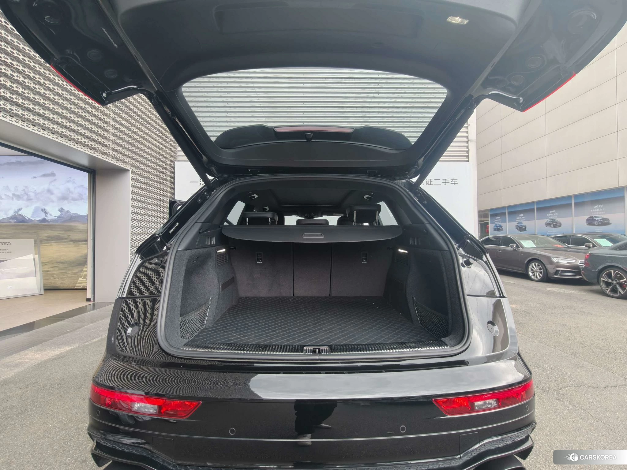 Audi Q5L 2023 Черный из Китая, фото 2