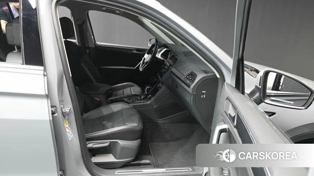 Volkswagen Tiguan second Generation 2022 Серебристо-серый из Кореи, фото 2