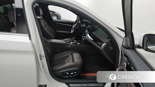 BMW 5 Series (G30) 2023 Белый из Кореи, фото 2