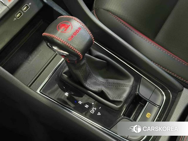 Skoda Krok 2022 Белый из Китая, фото 2