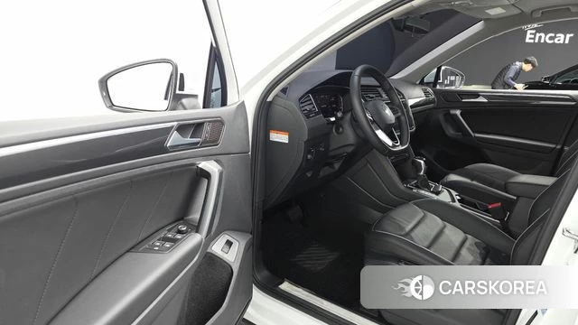 Volkswagen Tiguan second Generation 2024 Белый из Кореи, фото 2