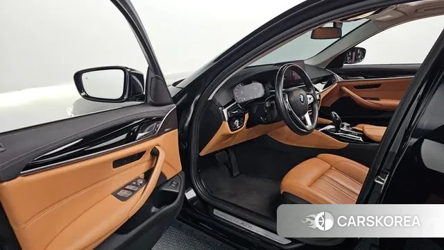 BMW 5 Series (G30) 2022 Черный из Кореи, фото 2