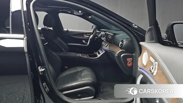 Mercedes-Benz E-Class W213 2021 Черный из Кореи, фото 2