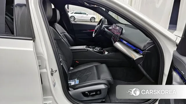 BMW 5 Series (G60) 2024 Белый из Кореи, фото 2