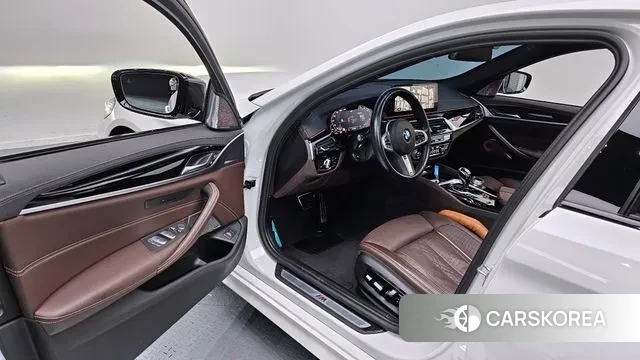 BMW 5 Series (G30) 2023 Белый из Кореи, фото 2