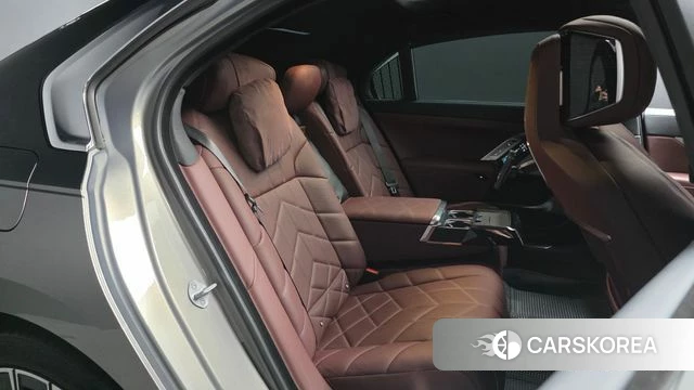 BMW 7 Series (G70) 2025 Серебристо-серый из Кореи, фото 2