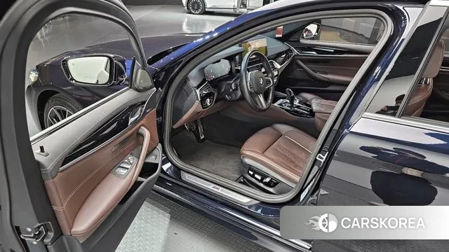 BMW 5 Series (G30) 2023 Черный из Кореи, фото 2