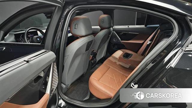 BMW 5 Series (G60) 2025 Черный из Кореи, фото 2