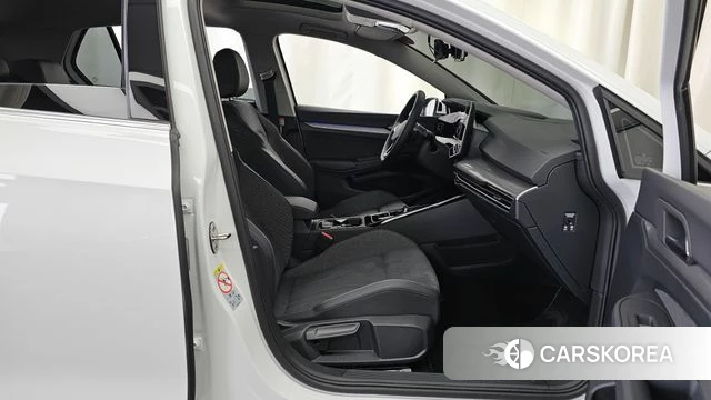 Volkswagen Golf 8th Generation 2025 Белый из Кореи, фото 2