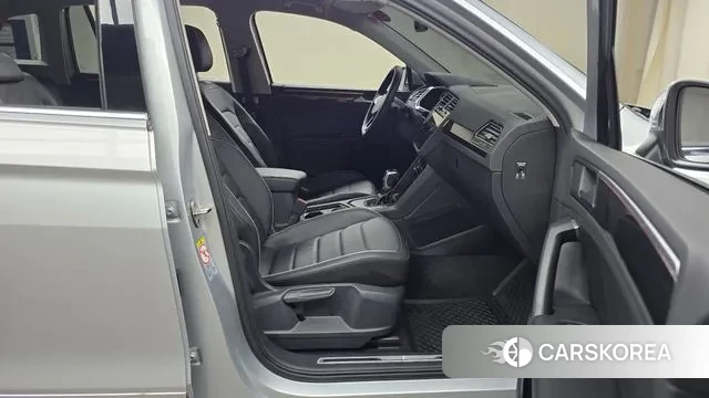 Volkswagen Tiguan second Generation 2021 Серебристо-серый из Кореи, фото 2