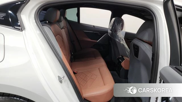 BMW 5 Series (G60) 2025 Белый из Кореи, фото 2