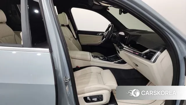 BMW X7 (G07) 2024 Светло-серебряный цвет из Кореи, фото 2