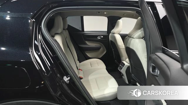 Volvo XC40 2023 Черный из Кореи, фото 2