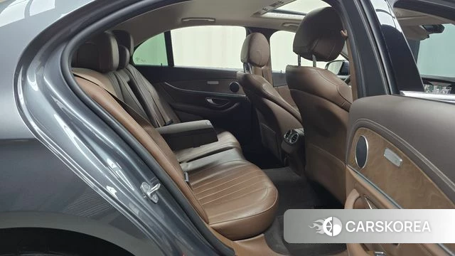 Mercedes-Benz E-Class W213 2018 Серый из Кореи, фото 2