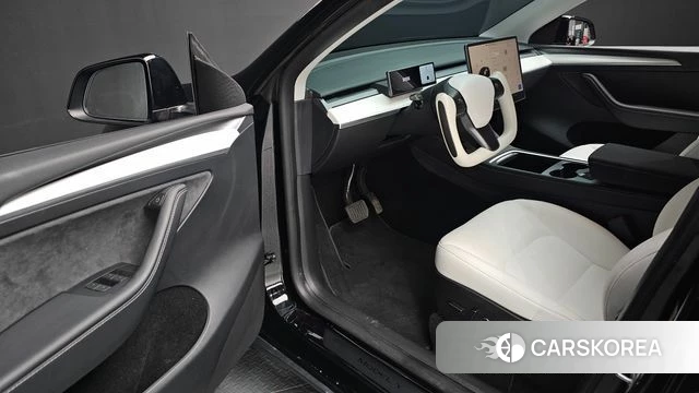 Tesla Model Y 2024 Черный из Кореи, фото 2