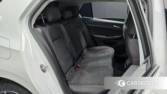 Volkswagen Golf 8th Generation 2022 Белый из Кореи, фото 2