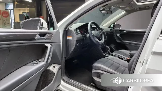 Volkswagen Tiguan second Generation 2023 Белый из Кореи, фото 2