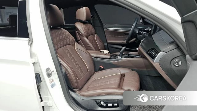 BMW 5 Series (G30) 2023 Белый из Кореи, фото 2