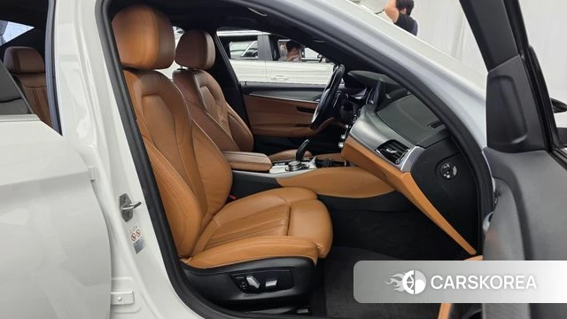 BMW 5 Series (G30) 2018 Белый из Кореи, фото 2