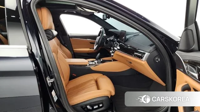 BMW 5 Series (G30) 2022 Черный из Кореи, фото 2