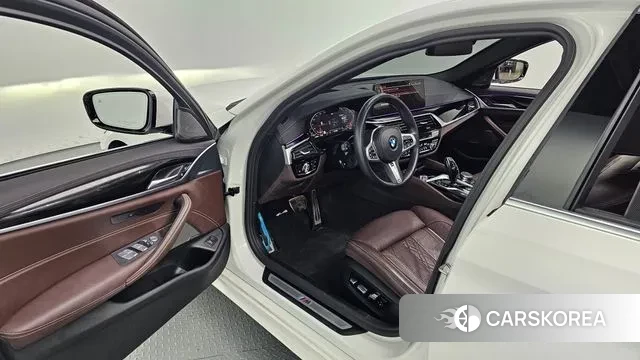 BMW 5 Series (G30) 2022 Белый из Кореи, фото 2