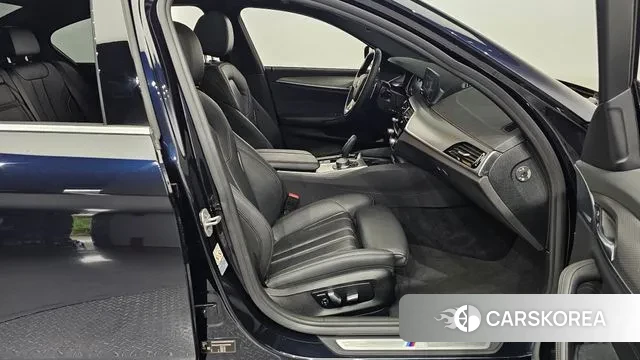 BMW 5 Series (G30) 2018 Черный из Кореи, фото 2