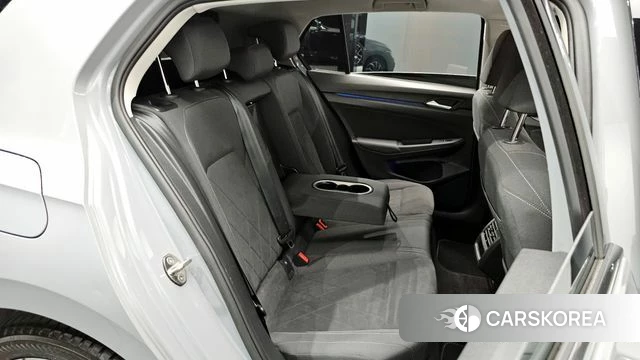 Volkswagen Golf 8th Generation 2024 Серебристо-серый из Кореи, фото 2
