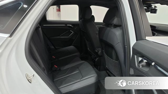 Audi Q3 (F3) 2022 Белый из Кореи, фото 2