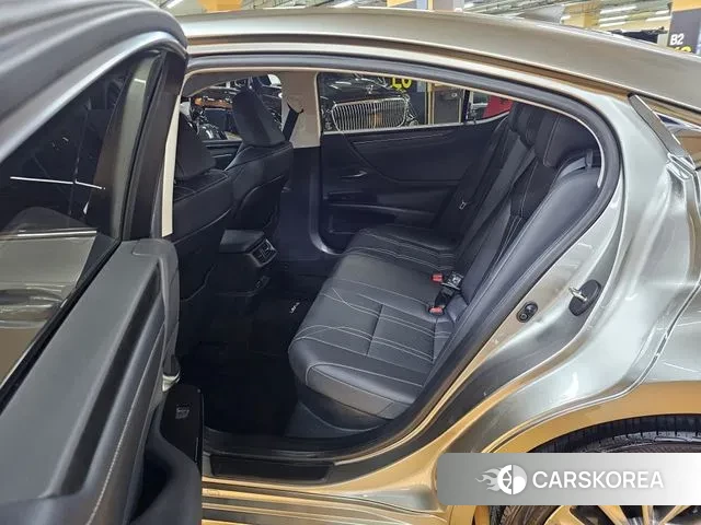 Lexus ES300h 7th generation 2024 Песочный из Кореи, фото 2