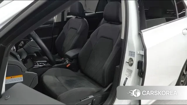 Volkswagen Golf 8th Generation 2023 Белый из Кореи, фото 2