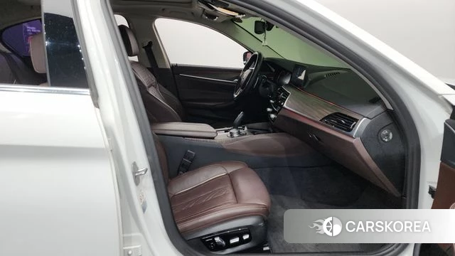 BMW 5 Series (G30) 2018 Белый из Кореи, фото 2