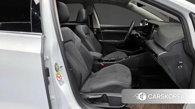 Volkswagen Golf 8th Generation 2022 Белый из Кореи, фото 2